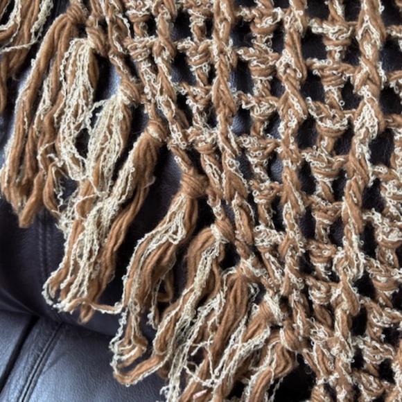 Hand made shawl, soft, warm and feminine - Picture 2 of 2